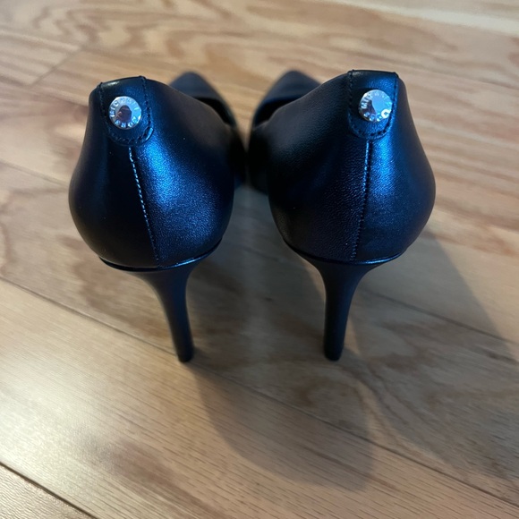 Michael Kors Dorothy Flex Leather Pump - Picture 5 of 12